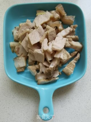 蒜苗炒五花肉的做法步骤:2