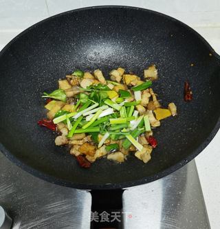 蒜苗炒五花肉的做法步骤:9