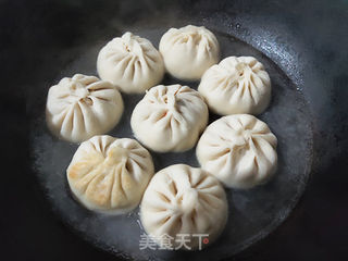 泡菜猪肉生煎包的做法步骤:14