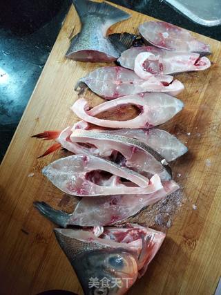 砂锅炖鲳鱼的做法步骤:2