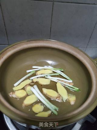 砂锅炖鲳鱼的做法步骤:5