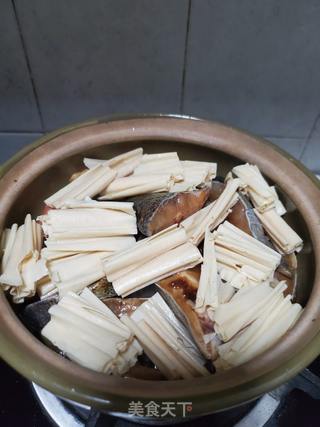 砂锅炖鲳鱼的做法步骤:7