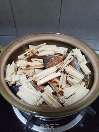 砂锅炖鲳鱼的做法步骤:8