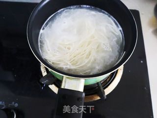 10分钟快手酸辣汤面❗️酸辣可口还下饭的做法步骤:4