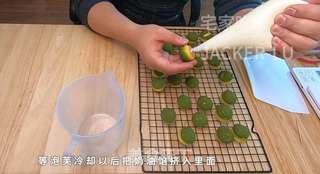 圣诞双色泡芙塔,高颜值外表,超甜蜜的奶油,酥脆的泡芙。的做法步骤:19