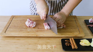 不加一滴水的苏式红烧肉的做法步骤:2
