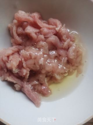 青椒肉丝的做法步骤:2