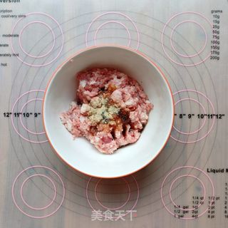一次发酵鲜嫩多汁的大肉包的做法步骤:2
