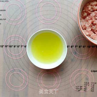 一次发酵鲜嫩多汁的大肉包的做法步骤:4