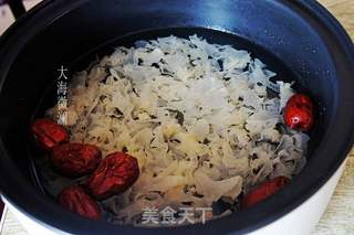 红枣银耳莲藕人参果汤的做法步骤:2