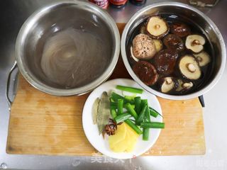 下饭菜菌菇焖炒鸡❤️家常版小鸡炖蘑菇的做法步骤:2