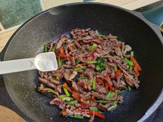 家常小炒牛肉的做法步骤:9