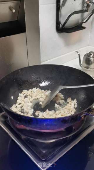 海鲜界的贵族——鲜炒沙虫做法的做法步骤:2