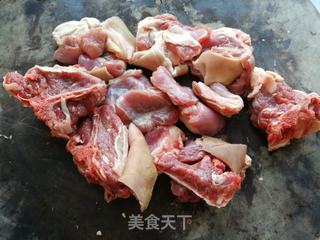 羊肉炖萝卜的做法步骤：1