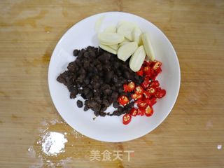 下饭小咸菜❗️豆豉炒泡辣椒❤️的做法步骤:2
