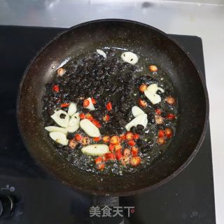 下饭小咸菜❗️豆豉炒泡辣椒❤️的做法步骤:4