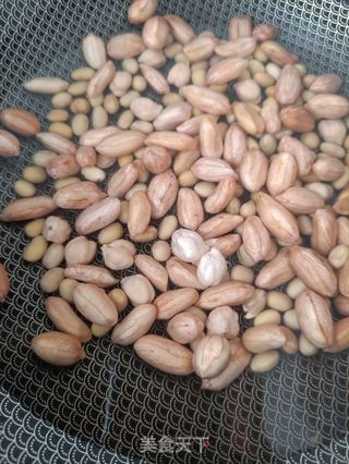 花生黄豆炖猪脚的做法步骤:2