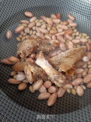 花生黄豆炖猪脚的做法步骤:3