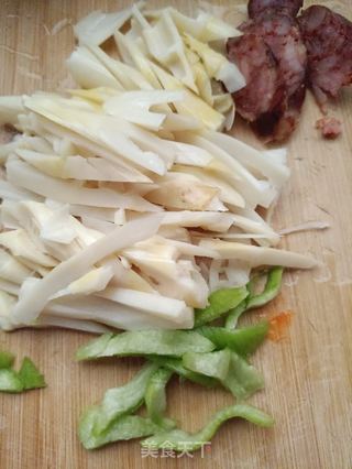 麻辣肠炒雷笋的做法步骤:2