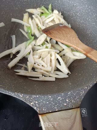 麻辣肠炒雷笋的做法步骤:6