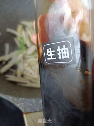 麻辣肠炒雷笋的做法步骤:7