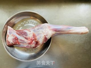 #羊肉#蜜汁烤羊腿 家庭简易版的做法步骤：1