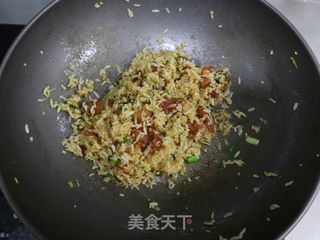 上桌抢着吃的蚝油腊肠炒饭❗️鲜香美味吃不够的做法步骤：4