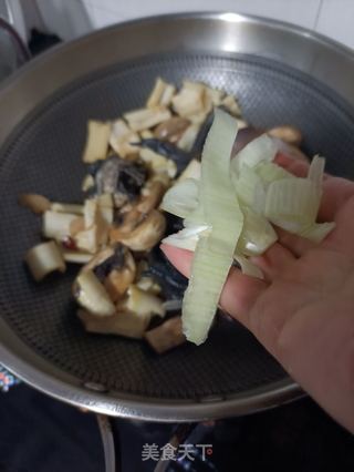 雷笋口蘑炖乌鸡的做法步骤:13