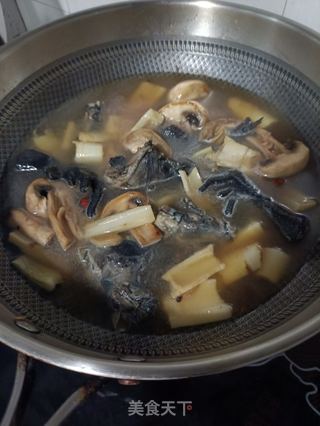 雷笋口蘑炖乌鸡的做法步骤:15