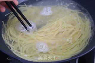 虾仁罗勒意大利面的做法步骤:2