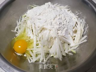 白萝卜丝咸食的做法步骤:2