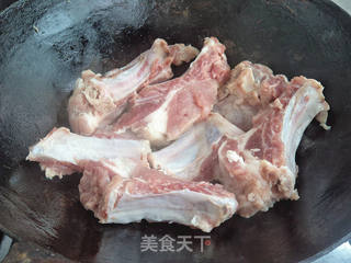 肋排炖花生米的做法步骤:3