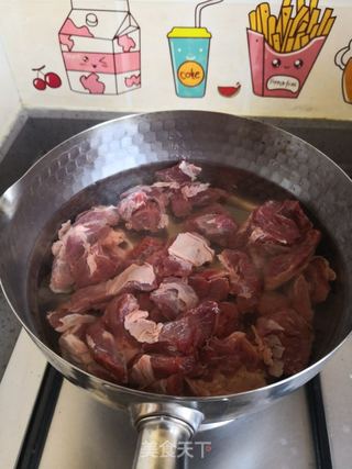 红烧牛肉炖土豆的做法步骤：1