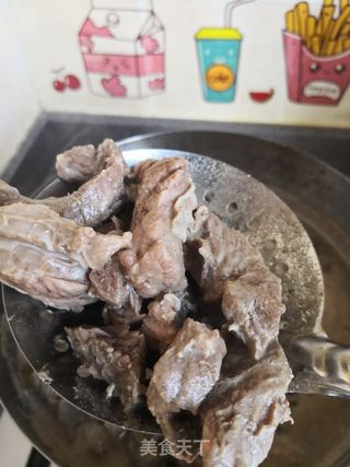 红烧牛肉炖土豆的做法步骤：2