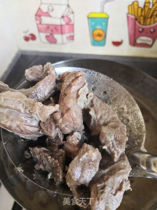 红烧牛肉炖土豆的做法步骤:2