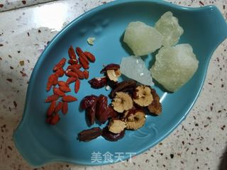 银耳莲子百合糖水的做法步骤:2