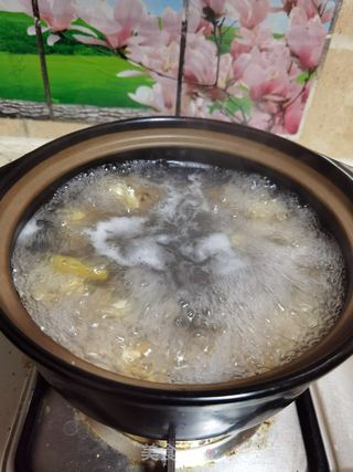 银耳莲子百合糖水的做法步骤:4