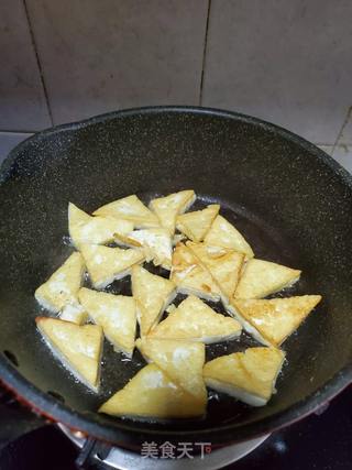 煎豆腐炖鸭血的做法步骤：3