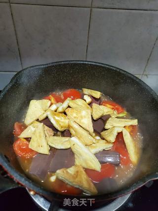 煎豆腐炖鸭血的做法步骤：6