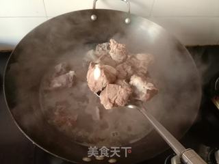红烧排骨鹌鹑蛋的做法步骤：1