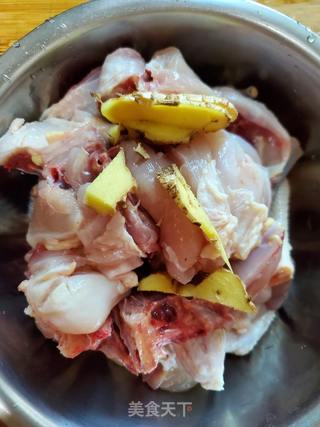 土豆胡萝卜炖老母鸡的做法步骤：2