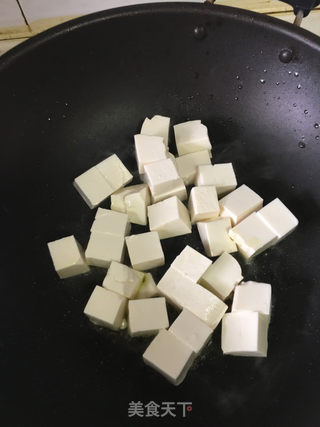 咸蛋黄虾仁豆腐的做法步骤：1