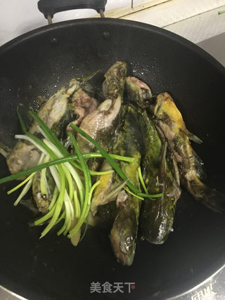 啤酒烧昂刺鱼的做法步骤：2