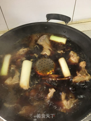 焖牛筋的做法步骤：7