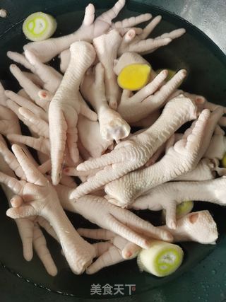 红烧鸡爪的做法步骤:2