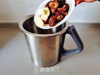 自制酱香浓郁的香菇酱,无敌好吃的做法步骤:3