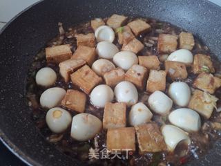 鹌鹑蛋烧豆腐的做法步骤:7