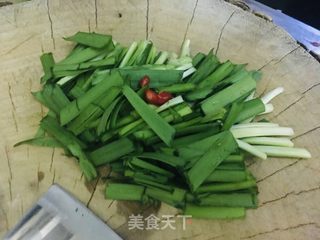 黄豆芽炒韭菜的做法步骤：2