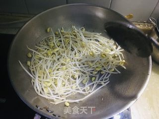 黄豆芽炒韭菜的做法步骤：3