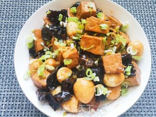 鹌鹑蛋烧豆腐的做法步骤:9